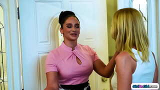 Русата измамница с малки цици се преструва, че е избягала доведена дъщеря на мама с големи цици, само за да открие, че мащехата й ближе косматата си путка