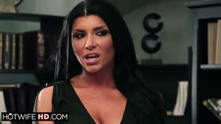 Busty lány alig várom, hogy szar a munkatársa.A férje elrejti, hogy titokban nézni a nagy mellű felesége kap a szemüveg.Ő facefucked, dodzsem kakas