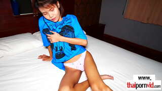 Sıska esmer amatör Asya bargirl binicilik üzerinde bir Avrupa horoz