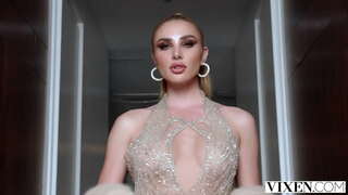 RASZPLA Świetna laska pieprzy się w gorącym лесбийском seksie w trójkącie