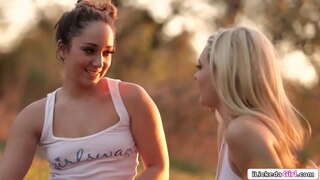 Lesbisk datoer rett blonde så felger og licks hennes fitte