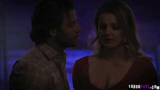 Sexy babe nga si ELiza Eves sa pagtugot sa mga hamtong nga marko nga mogalab sa iyang matam-is nga animo uban sa iyang tumang manok