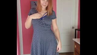 Desnudándose y mostrando en tacones Desnudándose y mostrando en tacones