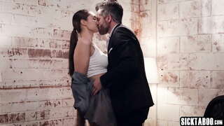 Сексуальная мамаша Белла Ролланд трахнулась так жестко и глубоко, и ей это так понравилось