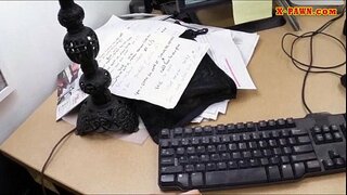 Cara fixo un acordo con auga quente muller de negocios para ela ter diñeiro