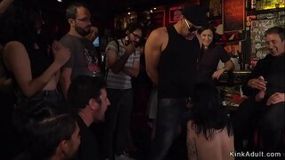 ייראָ ברונעט שקלאַף אין עטלעכע באַר געמאכט צו ליקקינג און סאַקינג האָן