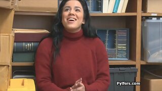 Käänulised Latina varas busted ja keppis horny valvur