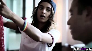 Chad mlaku-mlaku menyang familys house saiki ing tangan Pangrungu wong ketik