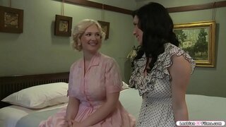 Busty blonde besoeke haar brunet vriend en hulle begin praat oor die grootte van hul borste.Na wat,hulle kry horny en hulle begin mekaar te soen.Die volgende is haar vriend suig haar tiete en lek haar poesie.In ruil sy doen dieselfde aan haar vriend. Busty blonde besoeke haar brunet vriend en hulle begin praat oor die grootte van hul borste.Na wat,hulle kry horny en hulle begin mekaar te soen.Die volgende is haar vriend suig haar tiete en lek haar poesie.In ruil sy doen dieselfde aan haar vriend.