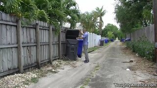 کشور اس کے بیٹے کے دوست باہر