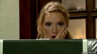 Русокоса тинејџерски Мона Велс се најде порно филм на нејзиниот stepmom Симон Sonay на интернет и потоа шлаг и анален заебана во ропство во кревет