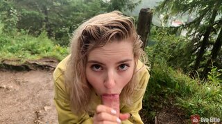 Cute rapaza fai que profunda na súa boca baixo a choiva - Eva Elfie Cute rapaza fai que profunda na súa boca baixo a choiva - Eva Elfie