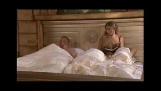 ���ິວເນື້ອສີຂາເຍຍງາມບໍ່ຕ້ອງເສຍເວລາຂອງທ່ານແລະ fucks ມີສອງ